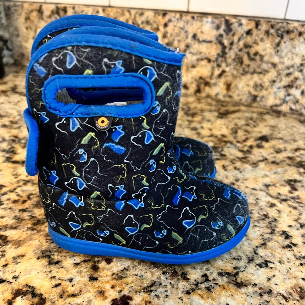 Toddler boy boots in fair condition size 6